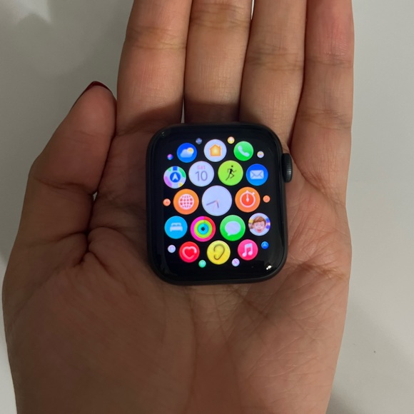 Apple Watch SE Space Grey Aluminum Case Black Sport Band 40mm - Picture 7 of 8